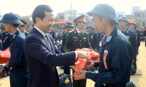 Phó Chủ tịch UBND tỉnh Nguyễn Văn Thành dự Lễ giao nhận quân năm 2017 tại huyện Vân Đồn