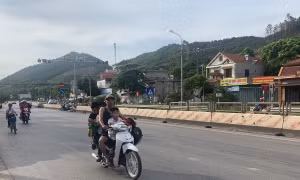 Đảm bảo an toàn giao thông cho trẻ em khi đi xe mô tô