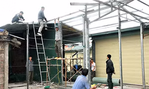 Tiểu thương tích cực tháo dỡ các ki ốt chợ Trung tâm Hải Hà cũ