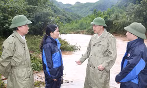 Chủ tịch UBND tỉnh Nguyễn Đức Long kiểm tra tình hình ứng phó với mưa lũ tại Hoành Bồ