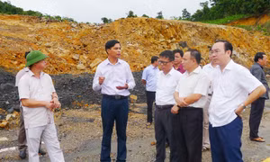Phó Chủ tịch UBND tỉnh Vũ Văn Diện chỉ đạo khắc phục sự cố sạt lở đất tại Vân Đồn