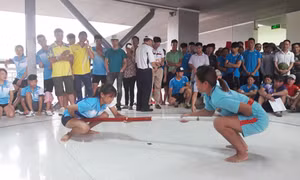 Khai mạc thi đấu môn bắn nỏ và đẩy gậy