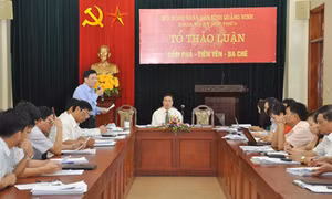 Đại biểu HĐND tỉnh thảo luận tại tổ