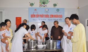 Khai trương "Nồi cháo nhân đạo" tại Bệnh viện Sản-Nhi tỉnh