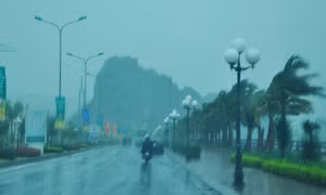 Bão số 1 cách bờ biển Quảng Ninh khoảng 70km về phía Đông Nam