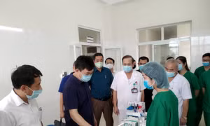 Phó Bí thư Thường trực Tỉnh ủy Ngô Hoàng Ngân kiểm tra công tác phòng, chống dịch Covid-19 tại TP Móng Cái