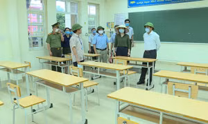 Đảm bảo mỗi cán bộ làm nhiệm vụ, thí sinh được phát mới 1 khẩu trang y tế/buổi thi trước khi vào phòng thi