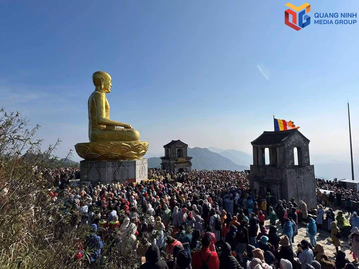 Du khách chiêm bái tại tượng Phật hoàng Trần Nhân Tông.
