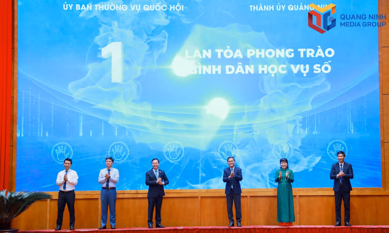 Tiếp nhận bộ học liệu đa phương tiện, lan tỏa phong trào "Bình dân học vụ số - Quốc hội số”