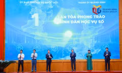 Tiếp nhận bộ học liệu đa phương tiện, lan tỏa phong trào "Bình dân học vụ số - Quốc hội số”