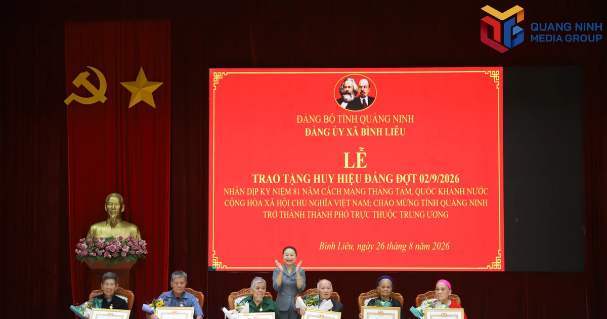Bình Liêu: Trưởng Ban Tổ chức Tỉnh ủy trao Huy hiệu Đảng đợt 2/9 cho các đảng viên
