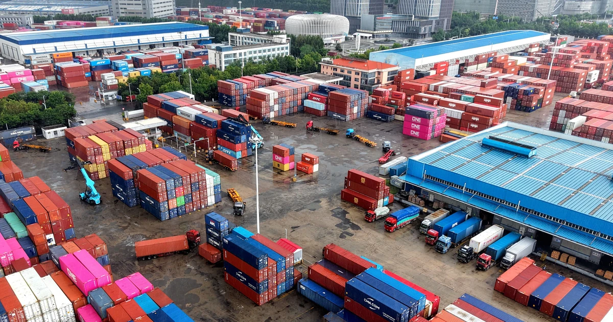 Xuất khẩu Trung Quốc tháng 8 tăng 25% nhờ ô tô và công nghệ cao