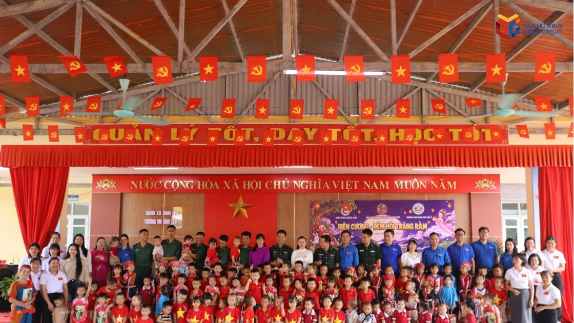 Trao 100 suất quà Trung thu cho trẻ em Bình Liêu