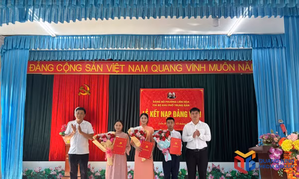 Chi bộ khu phố Trung Bản tổ chức kết nạp Đảng viên mới dịp 2/9/2026.