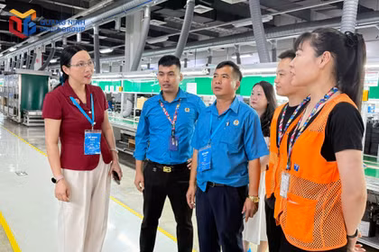Bà Nguyễn Lan Anh, Phó Bí thư Thường trực Đảng uỷ phường Đông Mai trò chuyện với người lao động Công ty TNHH Kỹ thuật điện tử Tonly Việt Nam