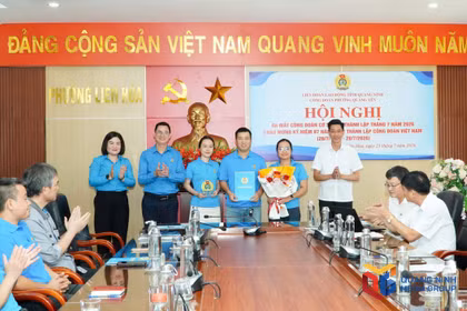 Công đoàn phường Liên Hòa trao quyết định thành lập các công đoàn cơ sở tại doanh nghiệp ngoài nhà nước trên địa bàn.