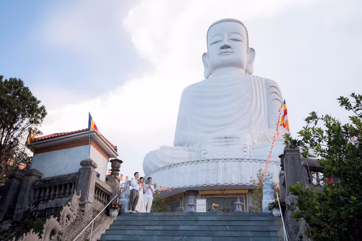 Chùa Linh Ứng Bà Nà là một trong những ngôi chùa nổi tiếng nhất tại Đà Nẵng. Ảnh: Sun World