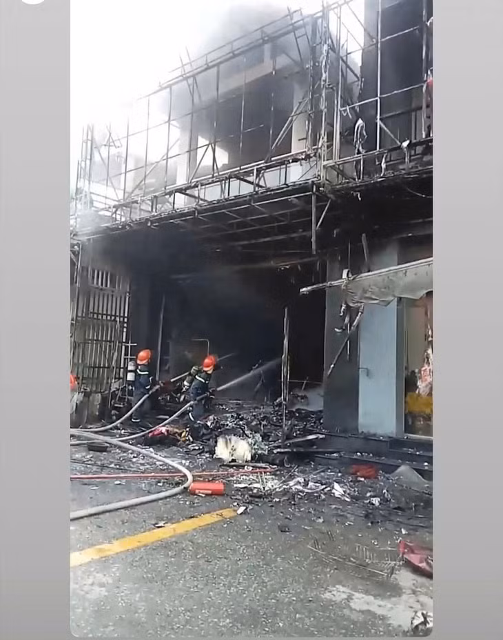Vụ cháy gây thiệt hại khoảng 2 tỷ đồng. Ảnh: CTV