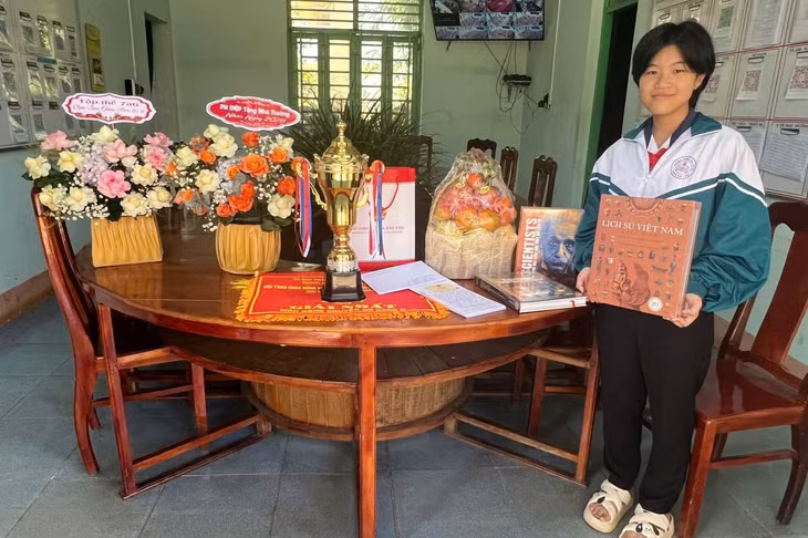 Nguyễn Trần Bảo Thức và món quà cùng thư tay của Bộ trưởng Nguyễn Kim Sơn. Ảnh: NVCC