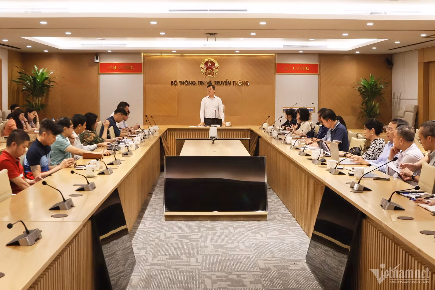 Buổi làm việc giữa Bộ TT&amp;TT với 5 doanh nghiệp sản xuất và nhập khẩu TV lớn nhất Việt Nam. Ảnh: Đức Huy