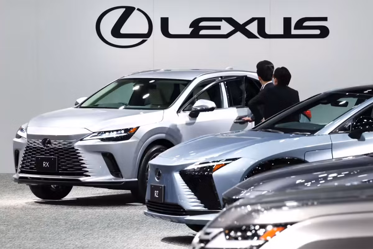 Toyota đang phải giới hạn đơn đặt hàng xe Lexus do sự thiếu hụt nguồn cung linh kiện và chất bán dẫn. (Ảnh: Nikkei)
