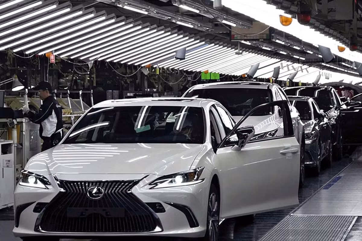 Nhiều xe Lexus không thể xuất xưởng chỉ vì không có chìa khóa điều khiển từ xa. (Ảnh: Japan News)