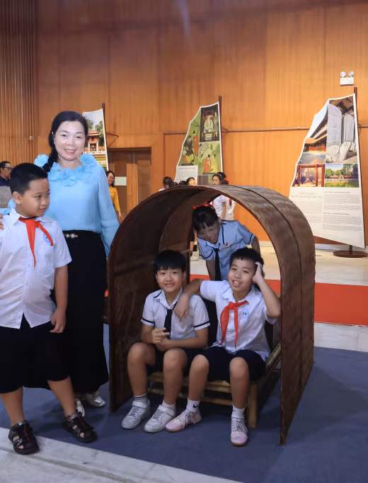 Học sinh thích thú trải nghiệm không gian lều chõng xưa.