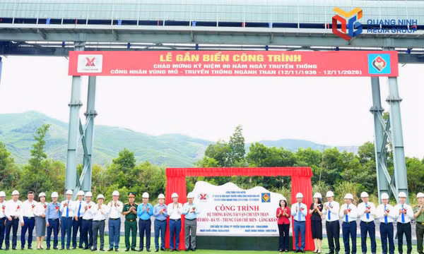 Gắn biển công trình Tuyến băng tải Tuyển than Hòn Gai
