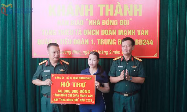 Trao Nhà đồng đội tặng gia đình quân nhân có hoàn cảnh khó khăn