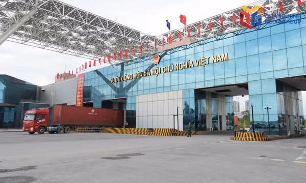Sôi động giao thương qua cửa khẩu ngày đầu thành phố Quảng Ninh