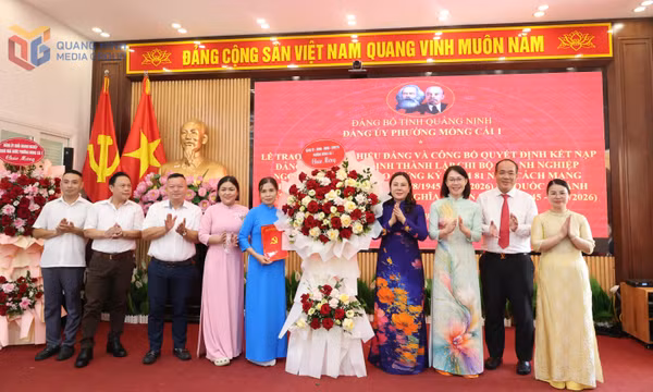 Phường Móng Cái 1 tổ chức Lễ trao tặng Huy hiệu Đảng đợt 2/9