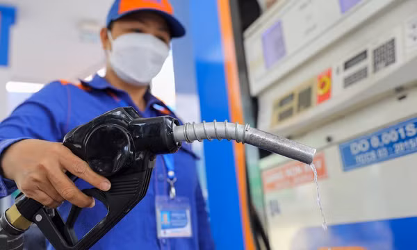 Kéo dài thời hạn áp dụng thuế nhập khẩu ưu đãi, thuế BVMT, thuế GTGT đối với xăng, dầu đến hết năm 2026