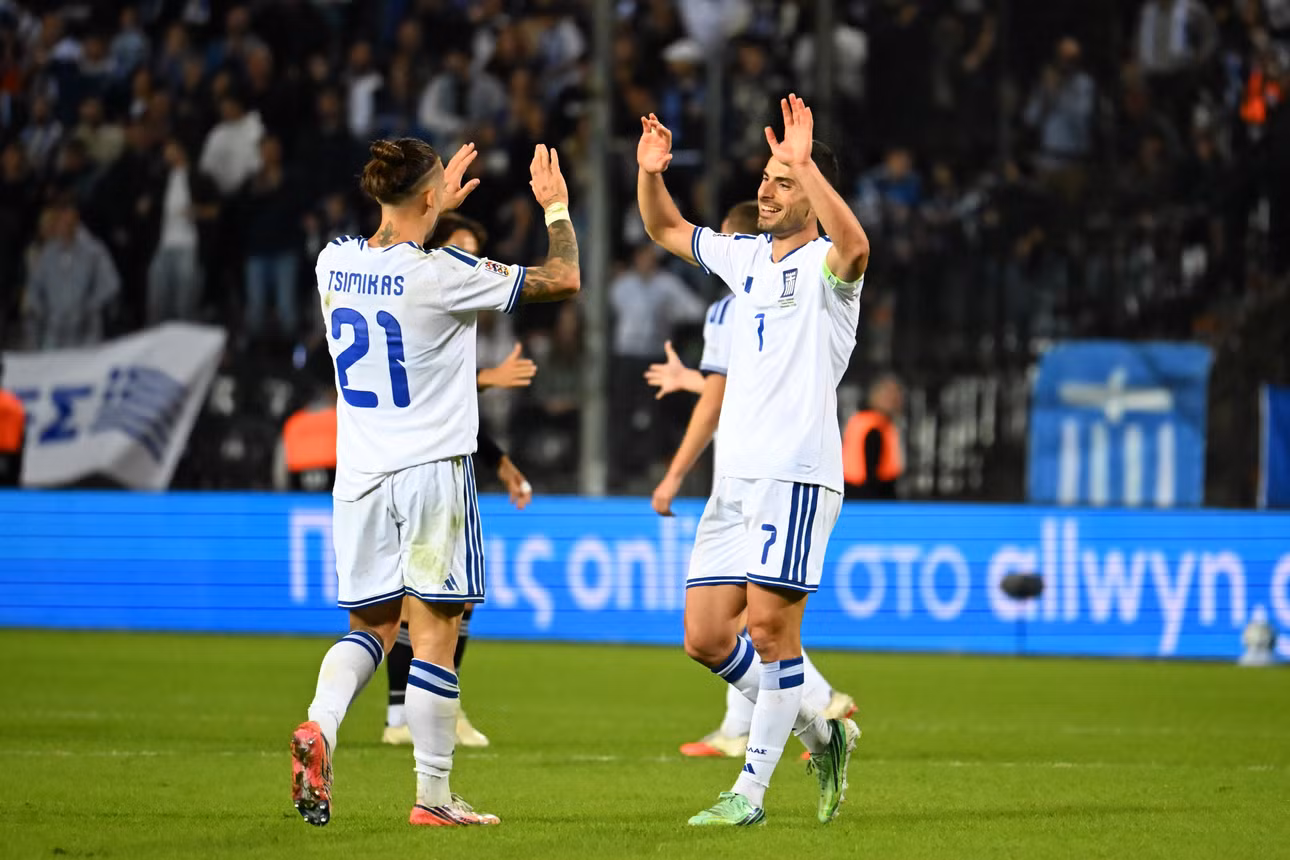 Giorgos Masouras (phải) và Konstantinos Tsimikas của Hy Lạp ăn mừng sau trận đấu giữa Hy Lạp và Đức tại UEFA Nations League ở Thessaloniki, miền Bắc Hy Lạp, ngày 4/10/2026. Ảnh: AP.