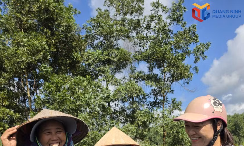 Người dân thôn 2 phấn khởi với nguồn thu nhập cao do cây chè mang lại.