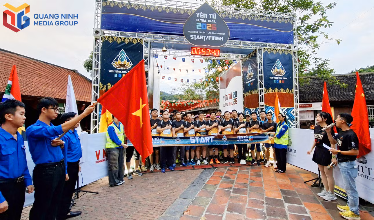 Các VĐV tiến hành nghi lễ chào cờ trước khi khởi tranh.