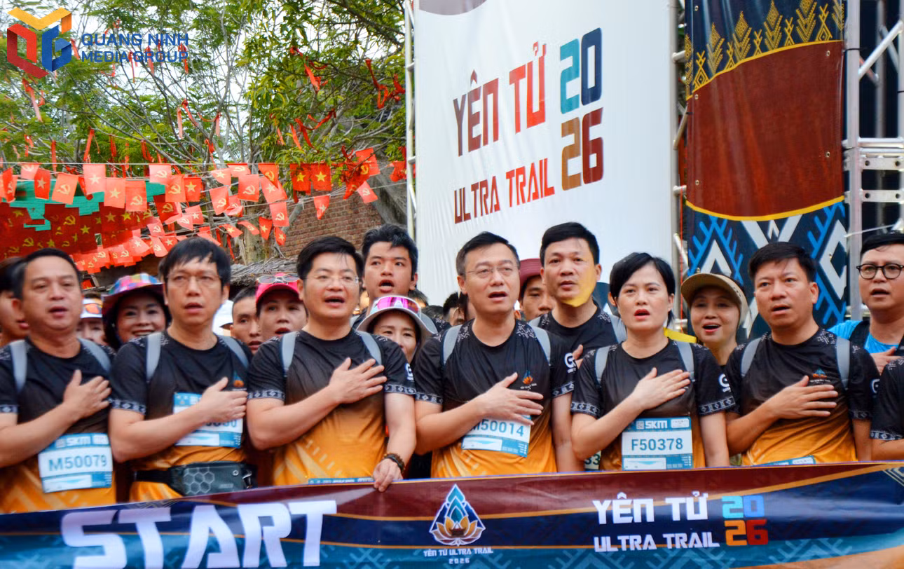 VĐV hát Quốc ca giữa không gian linh thiêng của danh thắng Yên Tử.