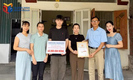 Trao học bổng cho sinh viên có hoàn cảnh khó khăn tại phường Hà Lầm