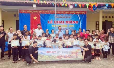 Trao quà cho học sinh điểm trường Khe Vang xã Ba Chẽ nhân dịp khai giảng năm học mới