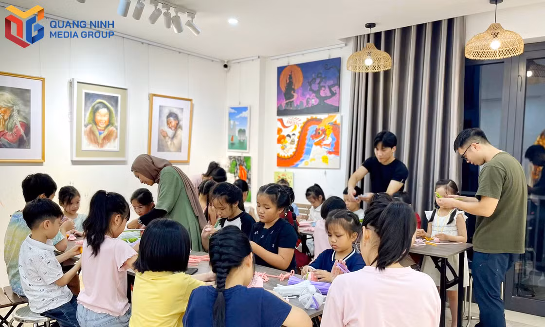 Không gian trải nghiệm sáng tạo Sam Art mở ra lớp học làm lồng đèn và các trải nghiệm Trung thu thú vị cho trẻ nhỏ.