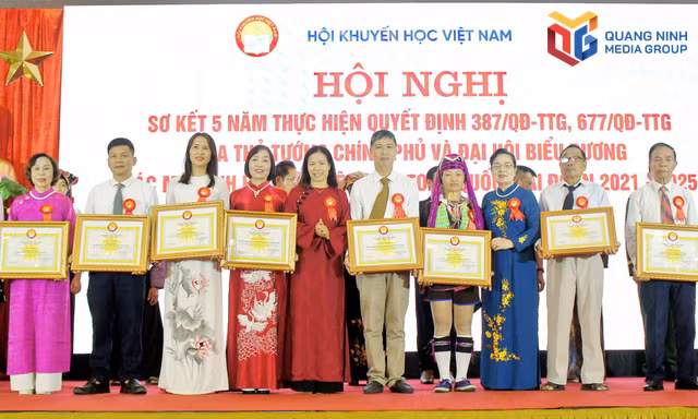 10 đại biểu Quảng Ninh được khen thưởng tại Đại hội biểu dương các mô hình học tập tiêu biểu toàn quốc