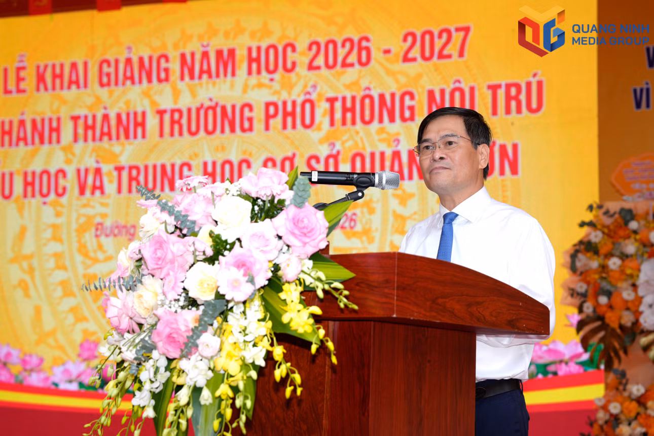 Đồng chí Bùi Văn Khắng, Phó Bí thư Thành ủy, Chủ tịch UBND thành phát biểu chúc mừng thầy và trò Trường PT nội trú TH&amp;THCS Quảng Sơn.