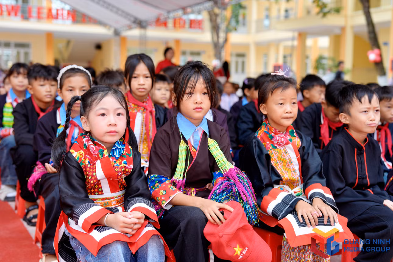 Năm học 2026-2027, nhà trường có 51 lớp với 955 học sinh, gồm 558 học sinh tiểu học và 397 học sinh THCS.