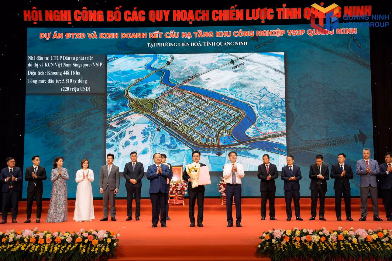 Các đồng chí lãnh đạo Quảng Ninh trao Quyết định đầu tư Dự án Đầu tư xây dựng và Kinh doanh kết cấu hạ tầng KCN VSIP Quảng Ninh tại phường Liên Hòa.