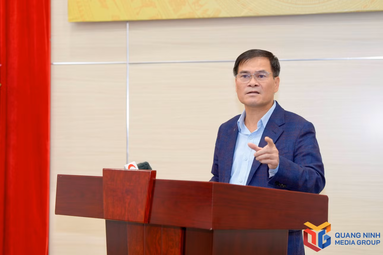 Đồng chí Bùi Văn Khắng, Chủ tịch UBND thành phố phát biểu tại phiên họp.