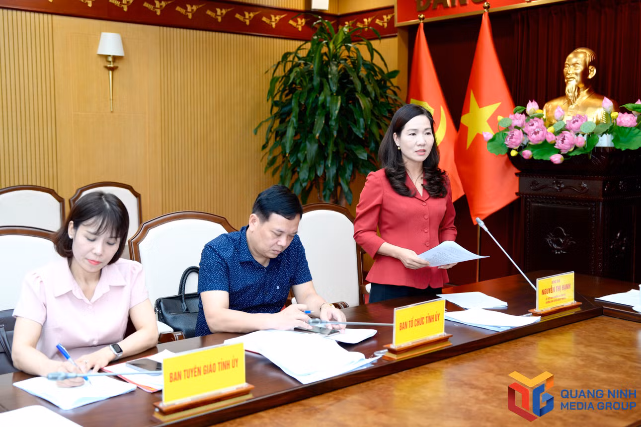 Đồng chí Nguyễn Thị Hạnh, Trưởng Ban Tuyên giáo Tỉnh ủy, phát biểu tại cuộc họp.