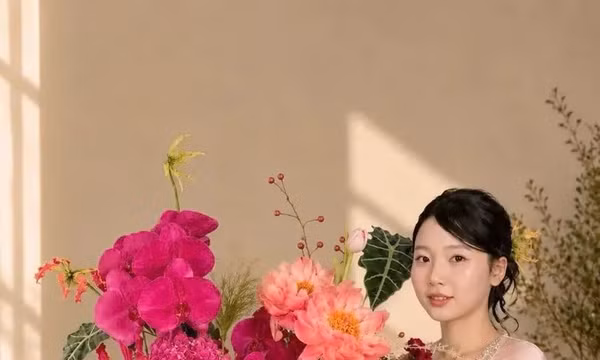 Bình hoa peony mix lan hồ điệp tulip Hà Lan - Hoa Lang Thang