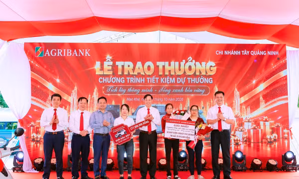 Ảnh trao giải đặc biệt và giải nhất: Ban Giám đốc Agribank Chi nhánh Tây Quảng Ninh cùng đại diện lãnh đạo UBND phường Bình Khê lên trao.