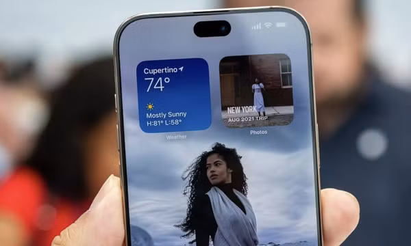 Vì sao Apple giữ lại Dynamic Island dù nhiều hãng đã bỏ camera đục lỗ?