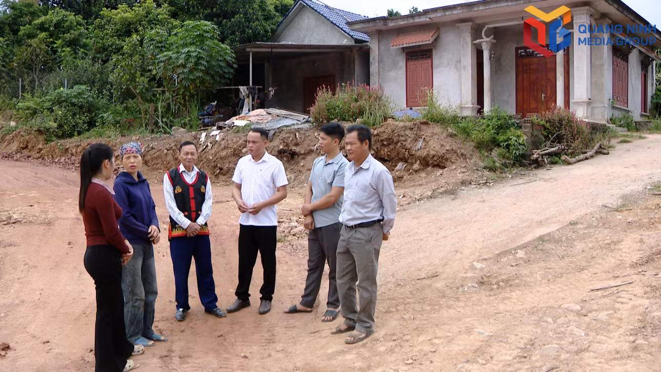Cán bộ thôn Phủ Liễn, xã Lương Minh tuyên truyền, vận động nhân dân hiến đất.