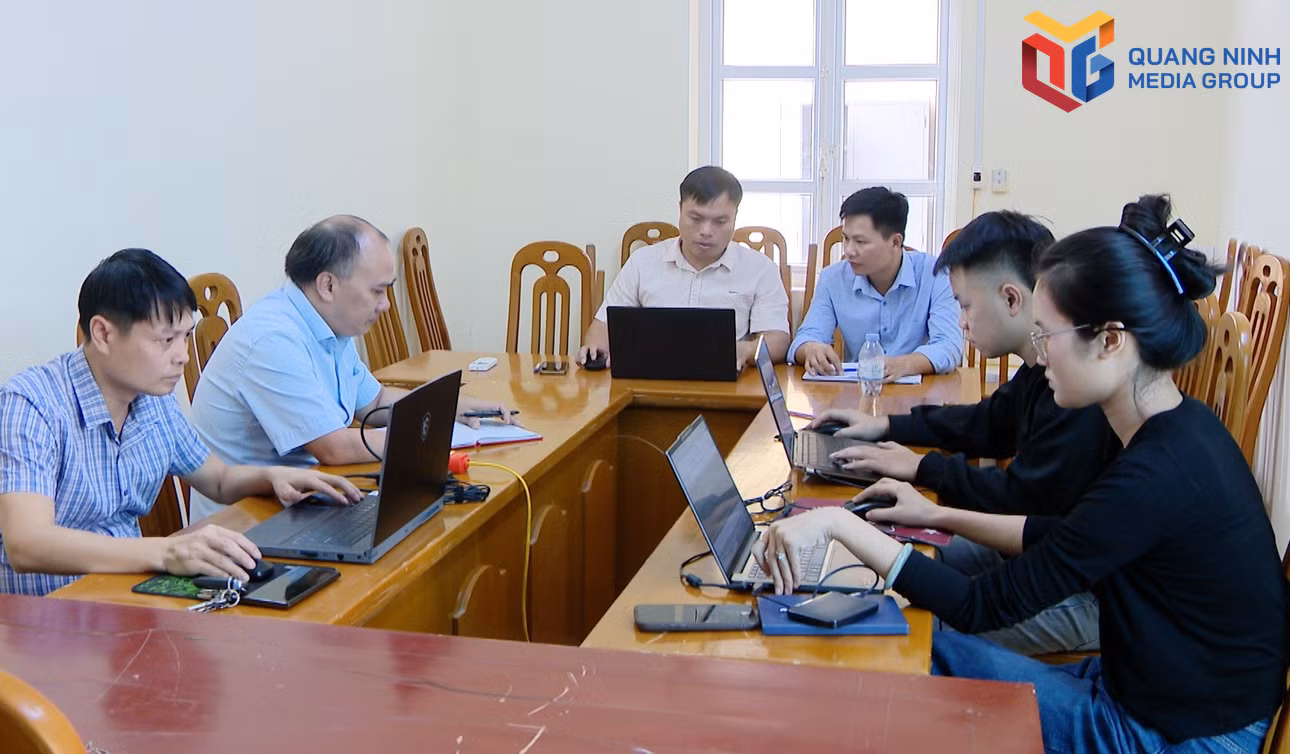 Cán bộ, công chức Phòng Kinh tế xã Lương Minh quyết tâm hoàn thành nhiệm vụ hoàn thiện dữ liệu đất đai đúng tiến độ.